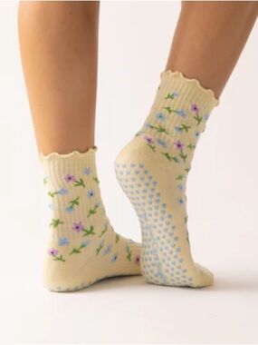 NWT The Soul Care Studio Cream Floral Gripper Socks